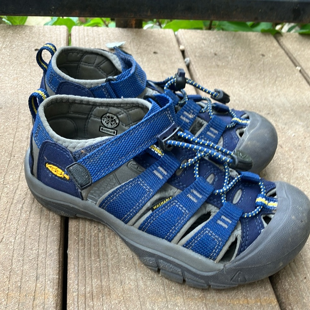 Keen Newport Sandal water shoes big kid Sz 1